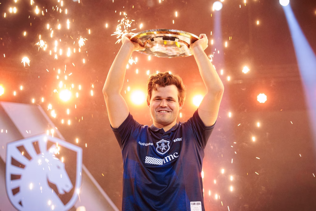 Magnus Carlsen levanta su trofeo como primer ganador de la Copa del Mundo de Esports en la modalidad de ajedrez