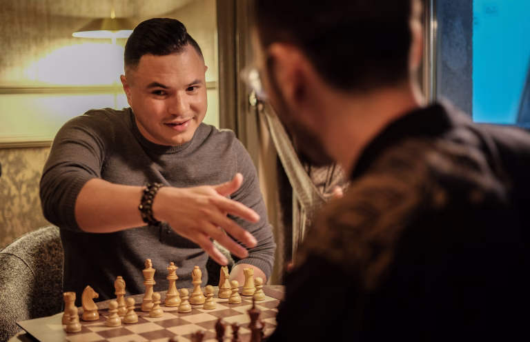 Daniel Pulvett, en una partida contra Levy Rozman (Gotham Chess) en Madrid. Foto: FMB / Damas y Reyes