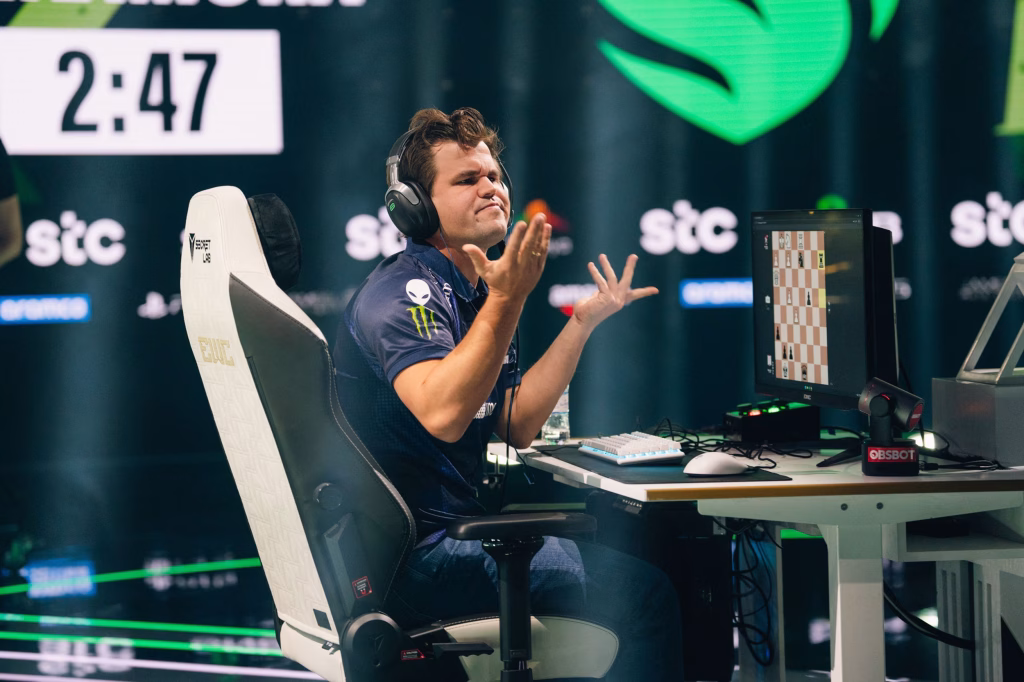 Pese a la paliza que le dio a Firouzja en la final, Magnus Carlsen exteriorizó su enfado después de perder de forma tonta una partida que dominaba por completo