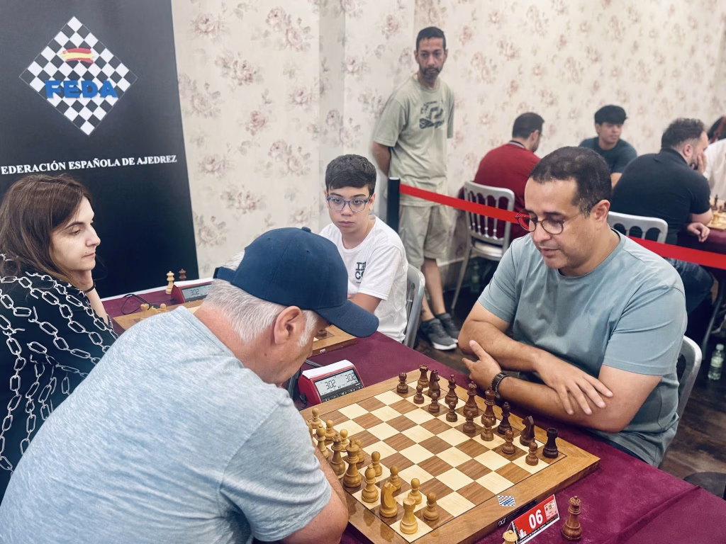 Miguel Santos y Rebeca Jiménez, campeones de España de ajedrez relámpago matnadze oro ivanchuk blanco Una imagen interesante, con Ana Matnadze, Vasyl Ivanchuk, Faustino Oro (observado por su padre) y el doctor Cristóbal Blanco. Foto: FEDA