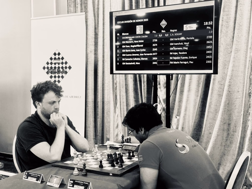 Hans Niemann y Pentala Harikrisna, dos de los jugadores con más Elo del Campeonato de España. Foto: FEDA