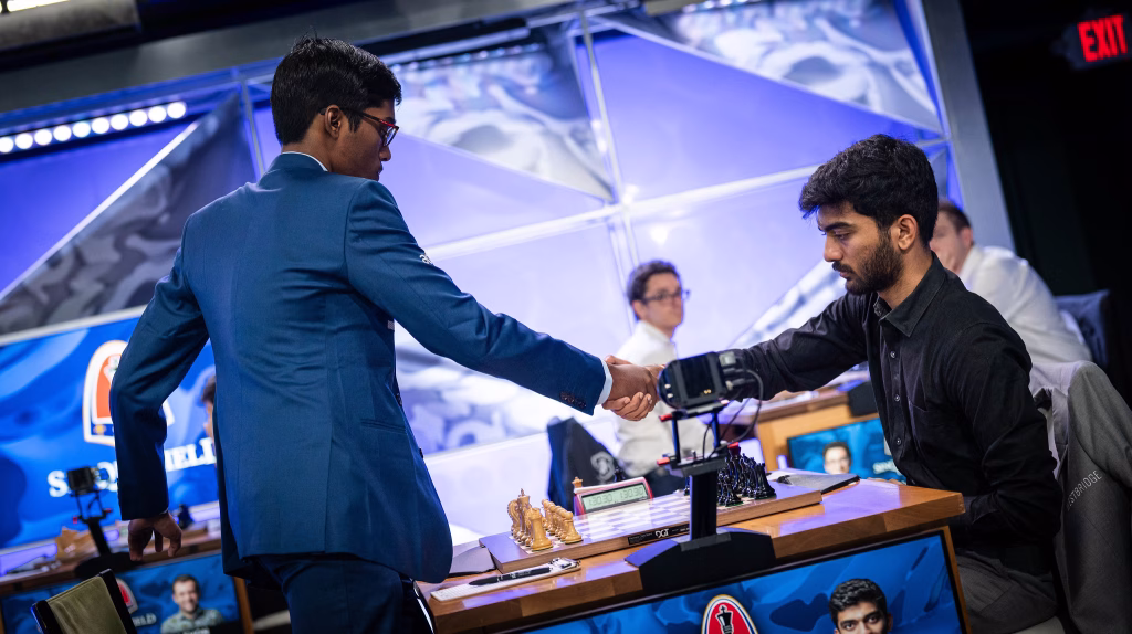 Pragg y Gukesh se saludan antes del comienzo de la partida en San Luis. Foto: Lennart Ootes / Sinquefield Cup