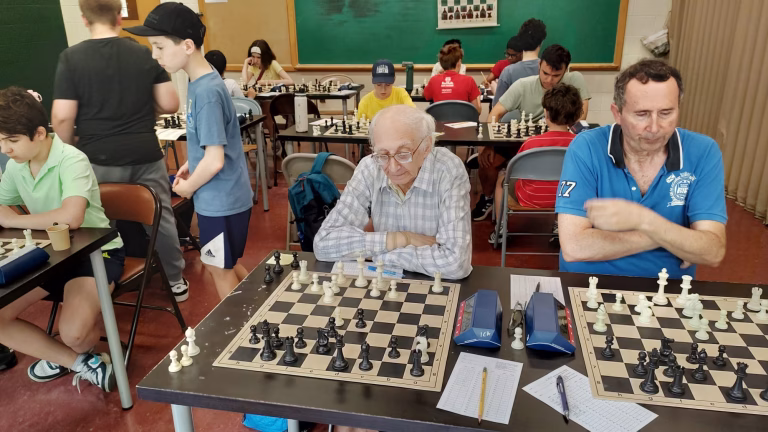 José Ángel López de Turiso, en uno de los torneos de Quads, en los que participan ajedrecistas de todas las edades, desde niños a veteranos. Foto: International Chess Academy