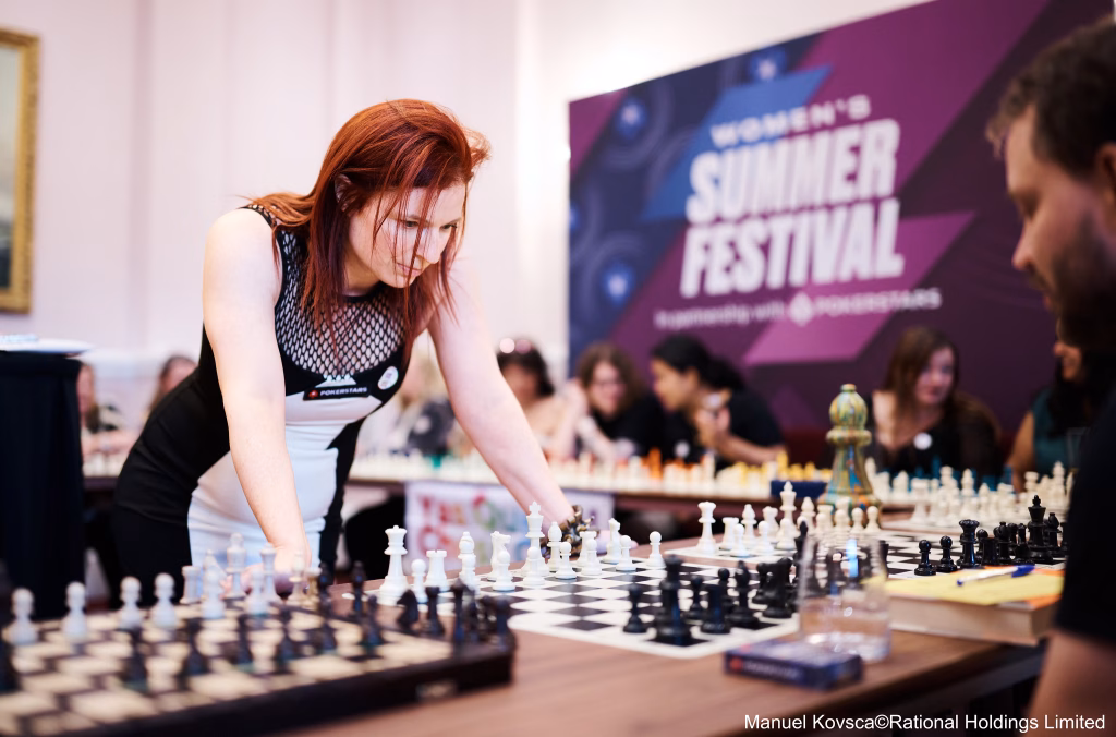 Jennifer Shahade, en la sesión de simultáneas que dio durante el festival. Foto: Manuel Kovsca@Rational Holdings Limited