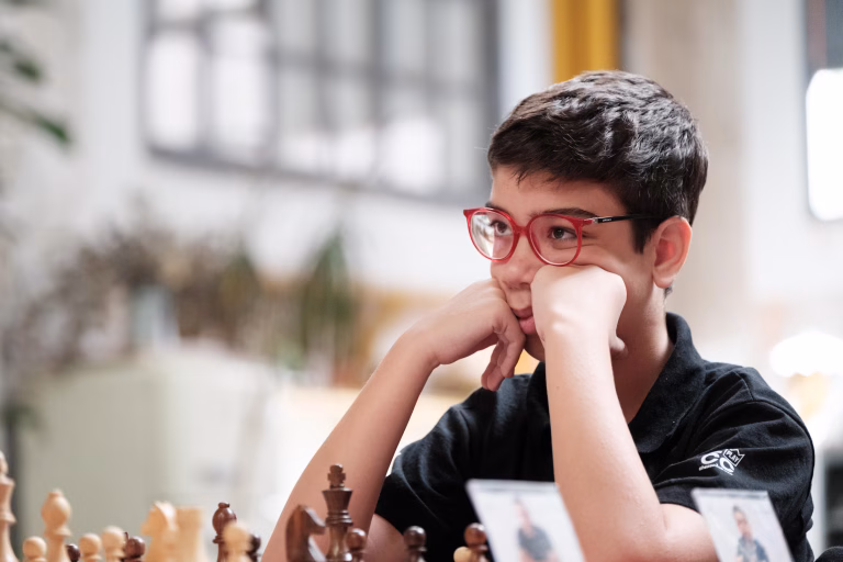 Faustino Oro, a cinco puntos de la norma de GM. Foto: FMB / Damas y Reyes