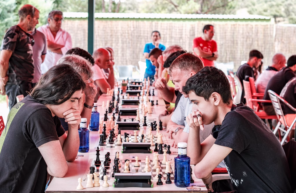 Ajedrez, piscina y un conjuro en San Sebastián de los Reyes Sanse piscina 16 El Torneo de la Piscina de San Sebastián de los Reyes, un clásico del final de cada verano desde hace 29 años. Foto: FMB / Damas y Reyes