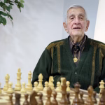 Muere a los 102 años Vicente Moral, el segundo ajedrecista más viejo del mundo Vicente Moral Barona 2 e1758064147799 Vicente Moral posa con un tablero para Luis Barona, en el Festival Internacional Gran Hotel Bali