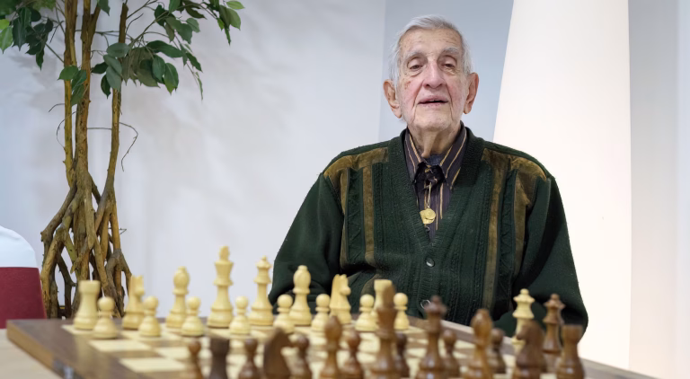 Vicente Moral posa con un tablero para Luis Barona, en el Festival Internacional Gran Hotel Bali