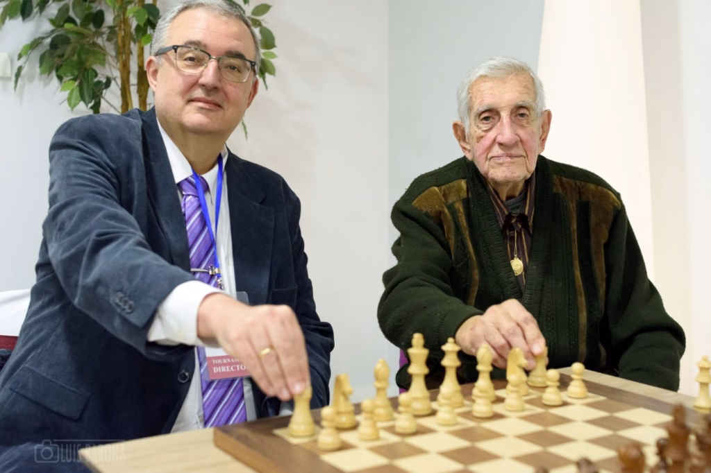 Vicente Moral, con Luis Barona, en el torneo que organiza el primer en el Gran Hotel Bali de Benidorm. Foto: FMB / Damas y Reyes 