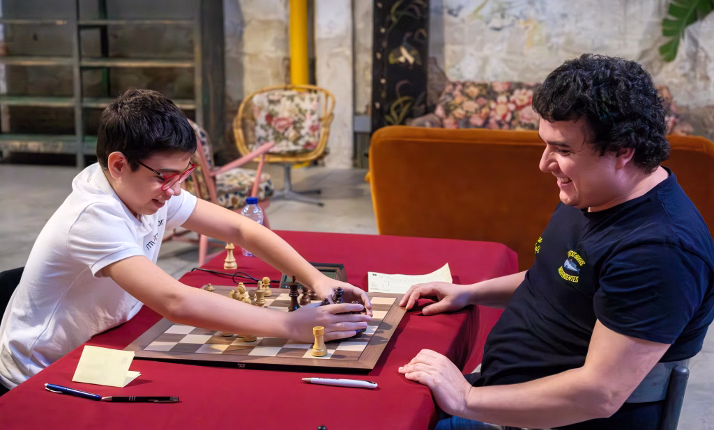 Alan Pichot y Faustino Oro mantienen el pleno de victorias faustino fo fmb Faustino Oro y David Larilño bromean después de su partida. Foto: FMB / Damas y Reyes