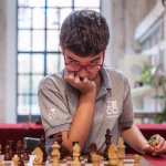 Leyendas y Prodigios, una crónica rebelde: Faustino Oro, líder en solitario faustino oro fmb scaled e1758332146933 Faustino Oro, líder en solitario del Leyendas y Prodigios, con tres puntos en tres partidas. Foto: FMB / Damas y Reyes