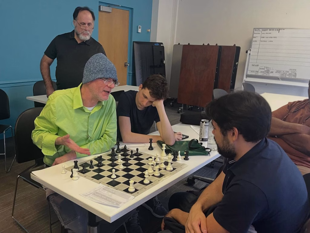 La «ruta Nakamura» al Candidatos y el reglamento Mickey Mouse de la FIDE hakamura luisiana Nakamura comenta una partida con uno de sus rivales en el Campeonato Estatal de Luisiana. Foto subida por Hikaru en X.