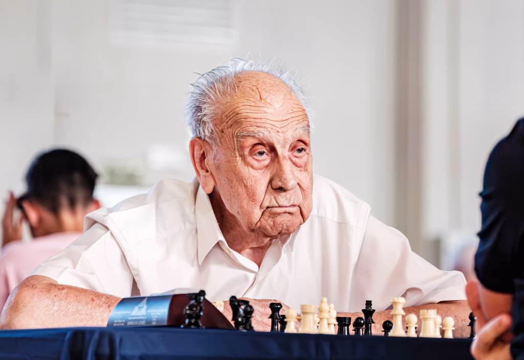 Vídeo homenaje a Manuel Álvarez Escudero manuel Alvarez daniel ortega Moratalaz 4 Manuel Alvarez Escudero, en el Abierto de Moratalaz de 2025. Foto: FMB / Damas y Reyes