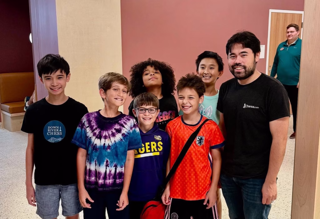 La «ruta Nakamura» al Candidatos y el reglamento Mickey Mouse de la FIDE nakamura luisiana ninos e1756997902367 Nakamura, rodeado de jóvenes aficionados en el Campeonato Estatal de Luisiama. Foto: publicada por Nakamura en X.