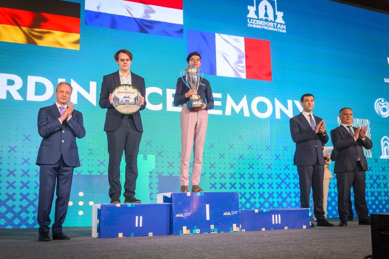 Giri y Bluebaum, primer y segundo clasificados en el Gran Suizo, en presencia de Arkady Dvorkovich (izquierda). Falta en el podio Alireza Firouzja. Foto: Michal Walusza / FIDE