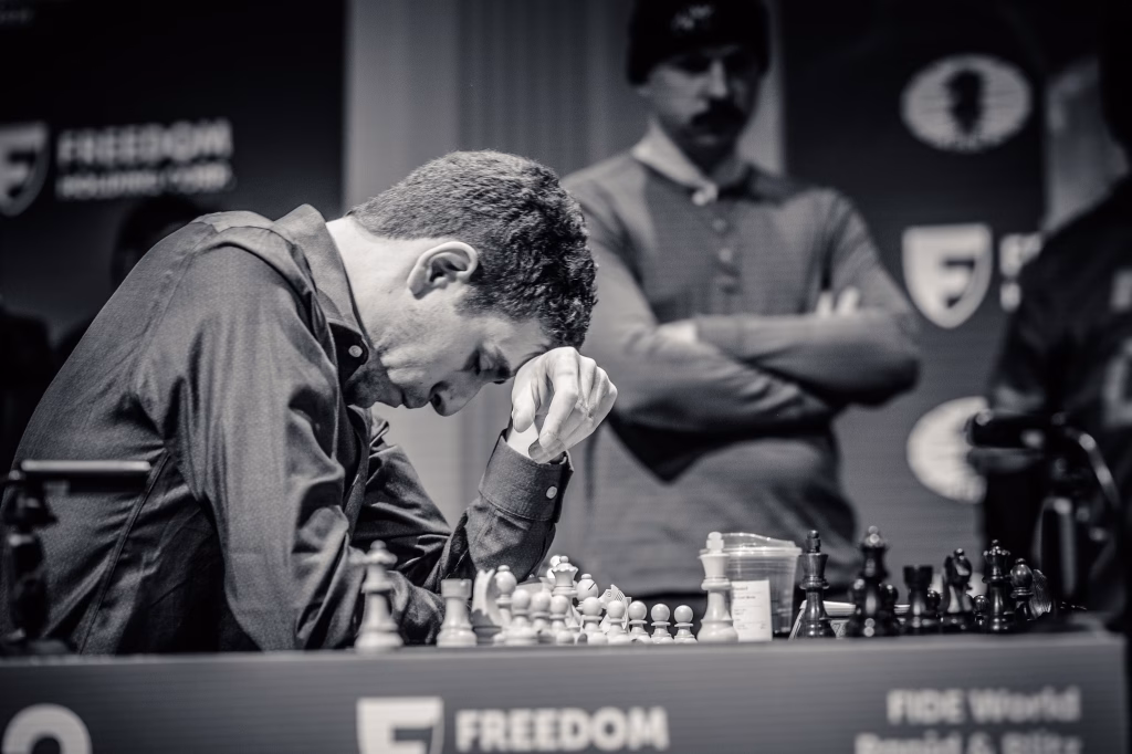 La madre de Naroditsky rompe su silencio y más de 40.000 personas piden a la FIDE un castigo para Kramnik Rapid Day 2 Michal Walusza 0465 Abdusattorov Nodirbek UZB Naroditsky Daniel USA Daniel Naroditsky, fotografiado por Michal Walusza en el Mundial de Rápidas de la FIDE