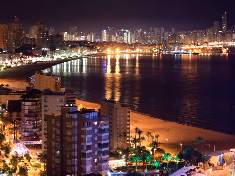 Vistas nocturnas desde el Gran Hotel Bali. Foto: FMB / Damas y Reyes