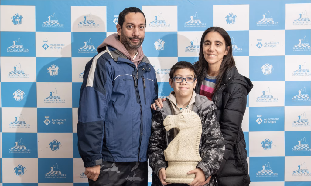 Faustino Oro, con sus padres, Romina y Alejandro, en el Sunway Chess de Sitges. Foto: David Llada