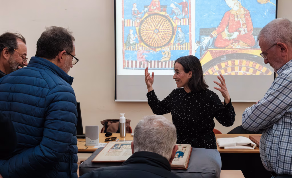 Un rey, una profesora y una doncella en apuros Laura Fdez 2 Laura Fernández habla de El libro de los juegos ante varios aficionados al ajedrez. Foto: FMB / Damas y Reyes