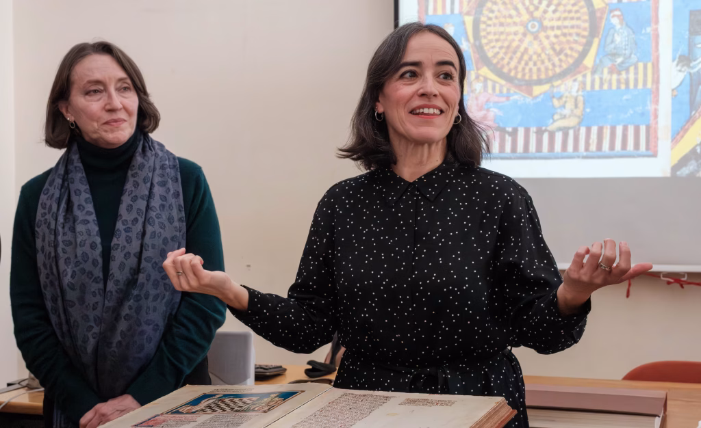 Un rey, una profesora y una doncella en apuros Laura Fdez 3 scaled e1764346779124 Izquierda: María Ángeles Lacasa Otín, Directora de la Biblioteca. Derecha: Laura Fernández Fernández, Profesora Titular, Departamento de Historia del Arte; ambas de la Facultad de Geografía e Historia, Universidad Complutense de Madrid (foto: Federico Marín Bellón)