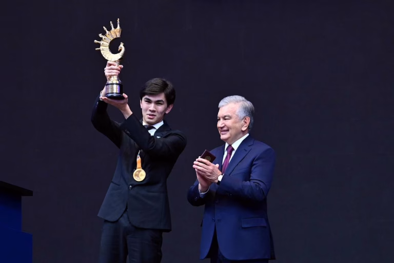 Javokhir Sindarov, condecorado por el presidente de Uzbekistán, Shavkat Mirziyoyev