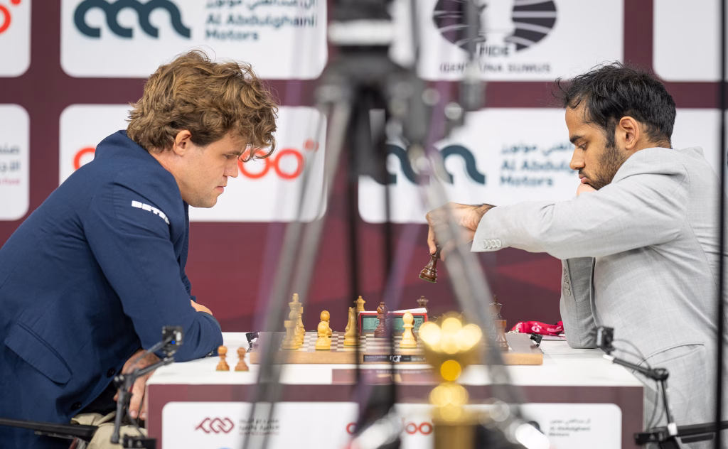 Magnus Carlsen ganó a todos sus rivales, excepto a Arjun Erigaisi, uno de los cinco líderes del Mundial de Rápidas. Ambos tienen medio punto más que David Antón. Foto: Lennart Ootes / FIDE