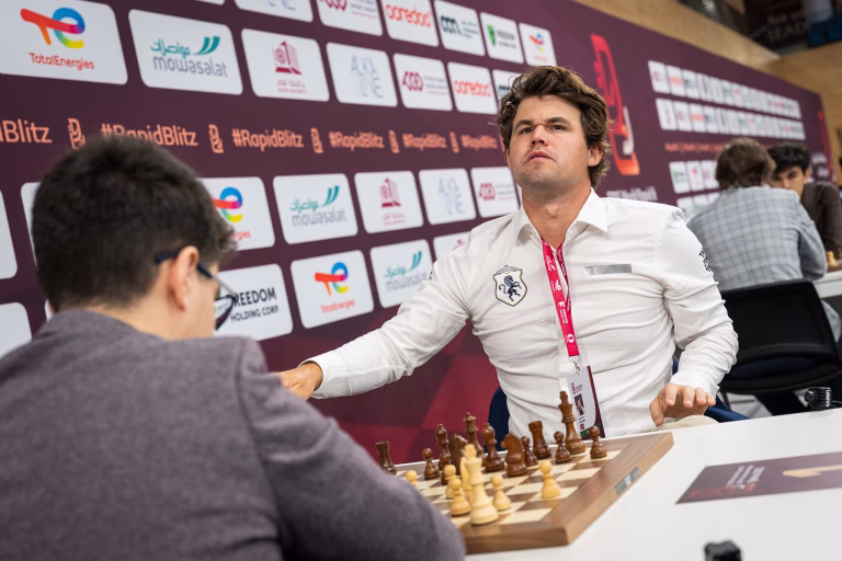 Magnus Carlsen, en su partida contra Erdogmus. Foto: Lennart Ootes / FIDE