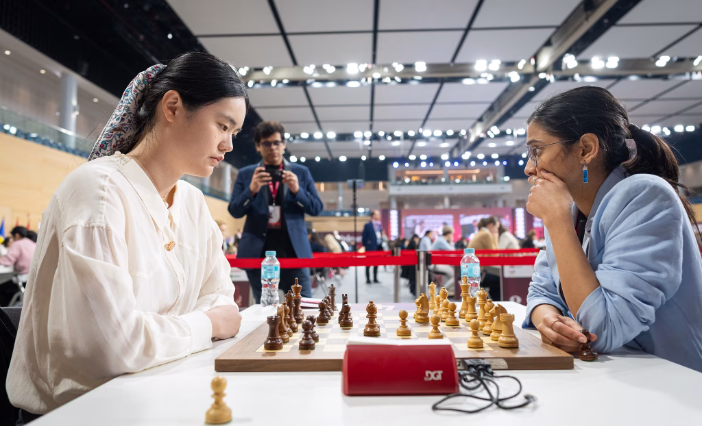 Zhu Jiner, en su partida contra Vaishali Rameshbabu. Foto: Lennart Ootes / FIDE
