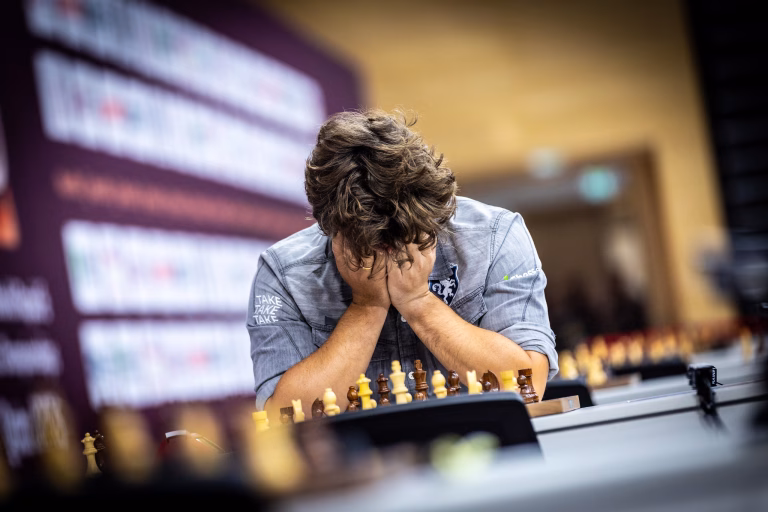 Magnus Carlsen, en su día de locos. Foto: Anna Shtourman / FIDE