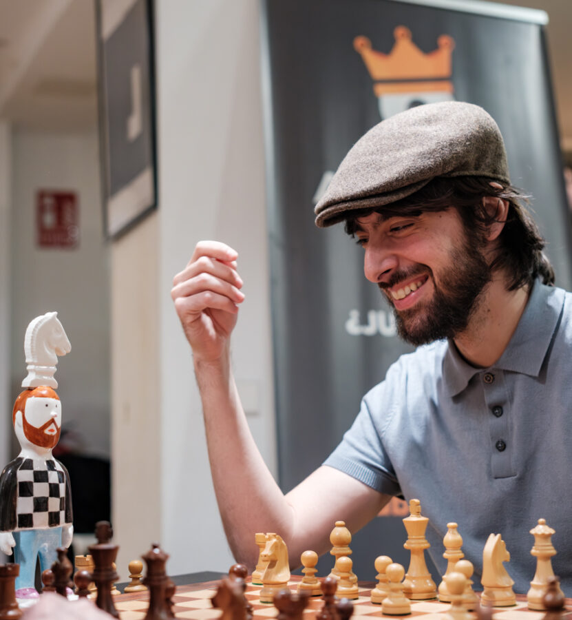 El escritor, con su trofeo. Foto: FMB / Damas y Reyes