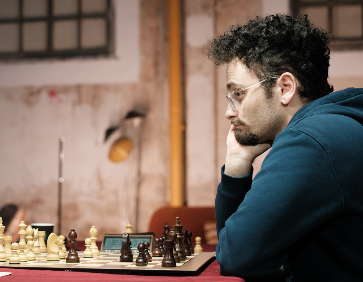 El dolor de GothamChess GothamChess Levy Rozman (GothamChess), durante una de las partidas contra Song. Foto: FMB / Damas y Reyes