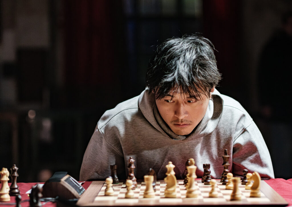 El dolor de GothamChess Julien Song 2 Julien Song, vigilando el reloj en su duelo contra GothamChess. Foto: FMB / Damas y Reyes