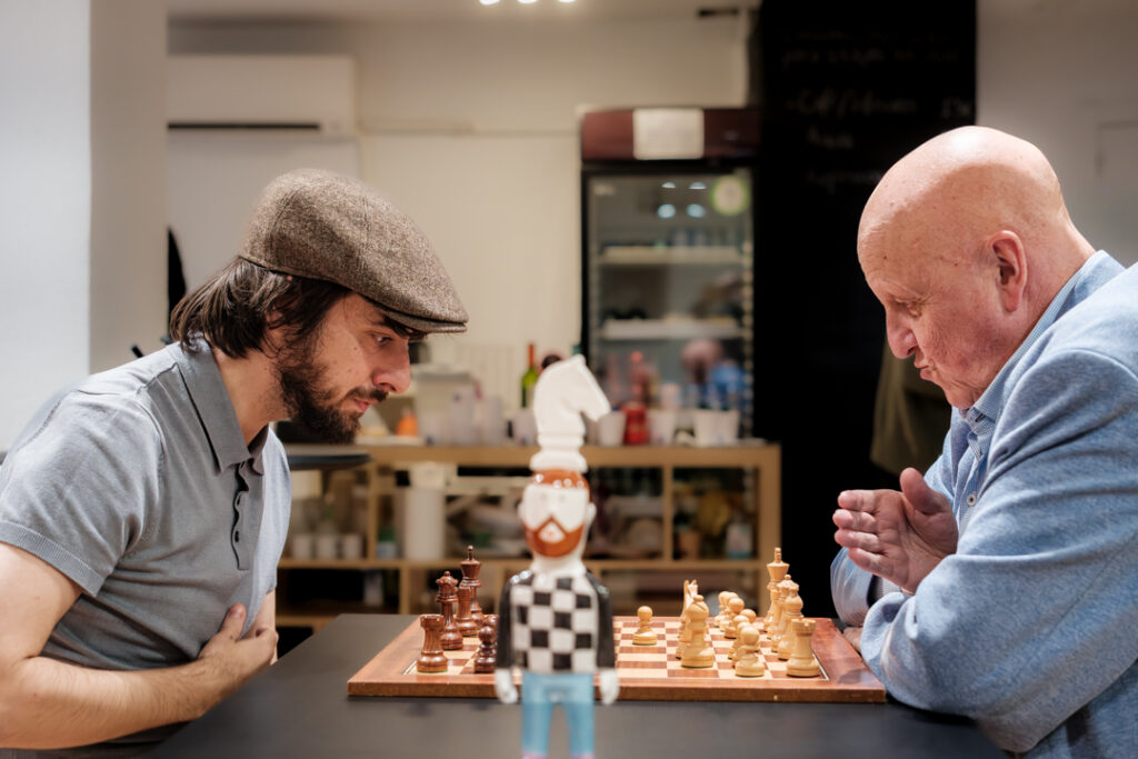 David Uclés, recibiendo una clase de Leontxo García. Foto: FMB / Damas y Reyes