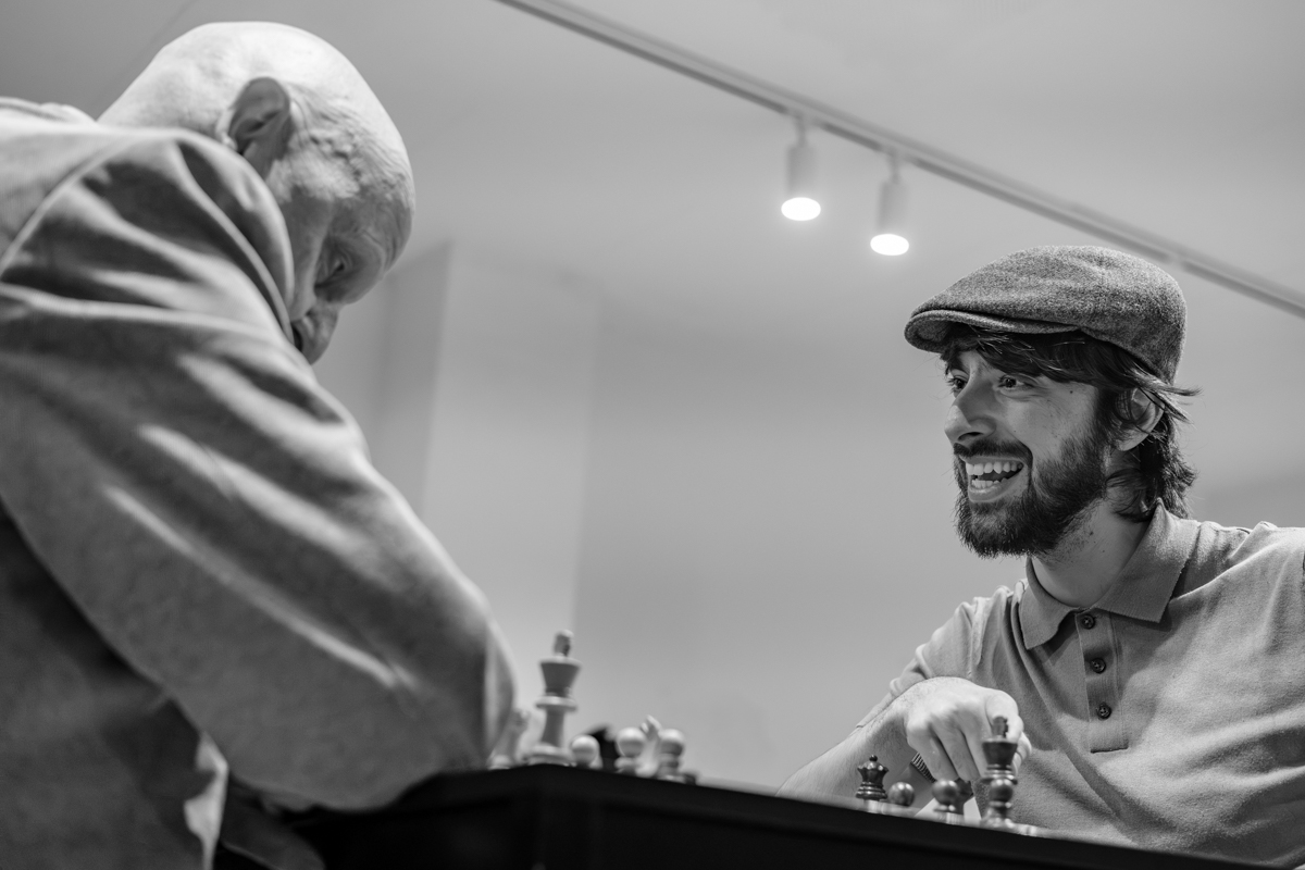 David Uclés, en plena partida contra Leontxo García. foto: FMB / Damas y Reyes