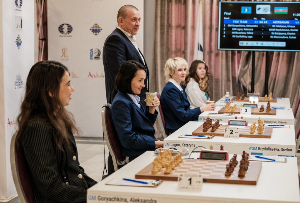 Cinco países se niegan a aceptar el regreso de Rusia y Bielorrusia Rusia Linares FMB La selección femenina de Rusia ganó el Mundial Femenino por Equipos el pasado mes de noviembre en Linares, en su primera participación internacional después del castigo por la invasión de Ucrania. Foto: FMB / Damas y Reyes
