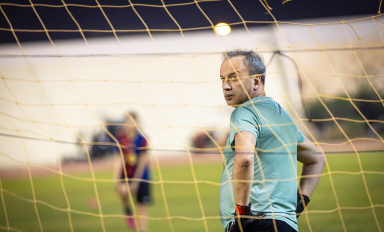 Cinco países se niegan a aceptar el regreso de Rusia y Bielorrusia dvorkovich portero doha Anna Shtourman e1767894499319 Arkady Dvorkovich, presidente de la FIDE, en un partido de fútbol celebrado en Doha durante el Mundial de Rápidas. El directivo es señalado por apoyar a Rusia en su regreso a las competiciones. Foto: Anna Shtourman / FIDE