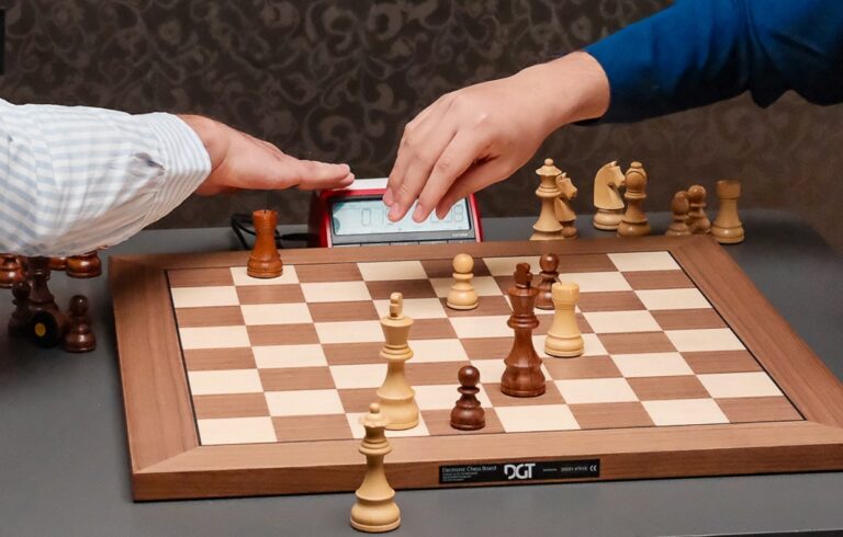 El ajedrez clásico no es lo que era: la FIDE aprueba un nuevo ritmo de juego manos fide Manos-reloj-ajedrez-clasico. Foto: FMB / Damas y Reyes