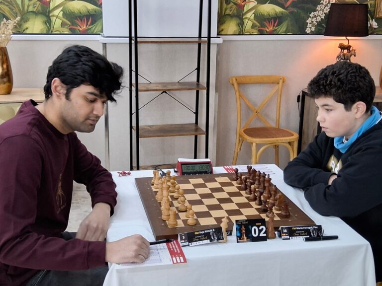 Pau Marín, contra el gran maestro indio Raja Rithvik R. Foto: Jesús Miguel Pérez