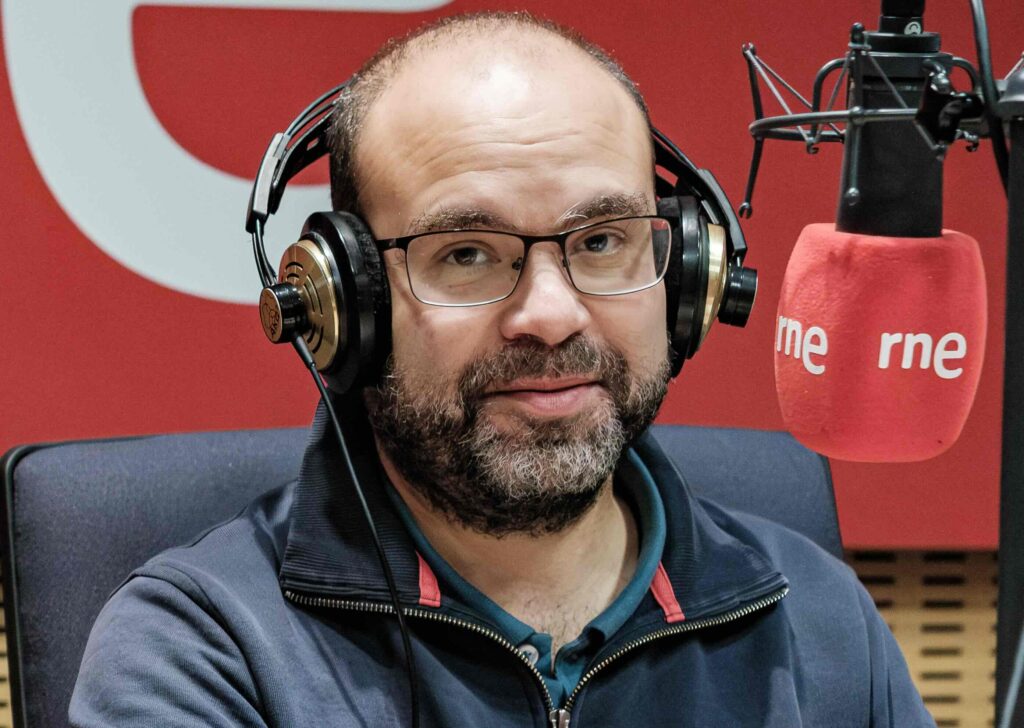 Pedro Vicente, una de las voces amigas de 'Jaquelandia', pódcast que conduce Julián Valerio. Foto: FMB / Damas y Reyes