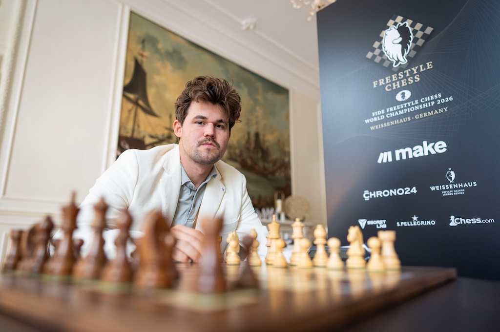 David Antón: «La FIDE está al servicio de Magnus Carlsen» Lennart Ootes Freestyle Chess Bild Magnus Carlsen 120226 Weissenhaus GER LOW06749 Magnus Carlsen estrenó paternidad y, poco después, bigote. Aquí lo vemos en la primera jornada del Mundial de Freestyle Chess, fotografiado por Lennart Ootes
