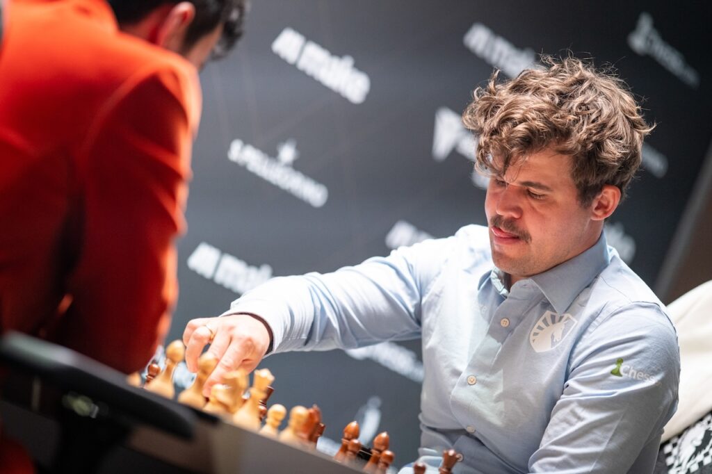 Magnus Carlsen sufrió para derrotar a Abdusattorov, pero impuso su pegada. Jugará la final contra Caruana. Foto: Freestyle Chess / Lennart Ootes