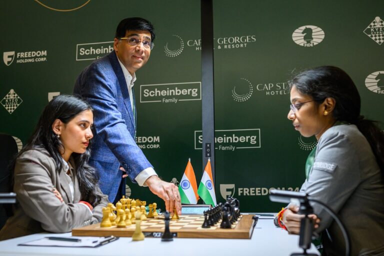 Anand hace el saque de honor en el torneo de Candidatos femenino, en la partida entre sus compatriotas Divya Deshmukh y Vaishali Rameshbabu. Foto: Michal Walusza / FIDE