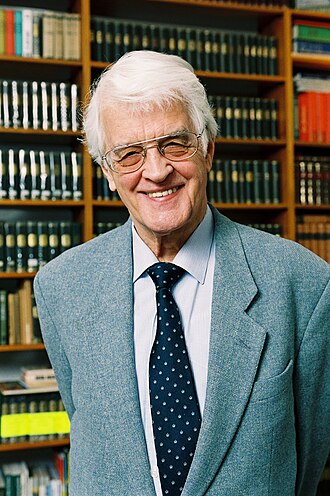 Retrato de Lothar Schmid, delante de algunos de sus libros. Foto: Hylmar Möckel, con licencia Creative Commons (CC BY-SA 3.0)