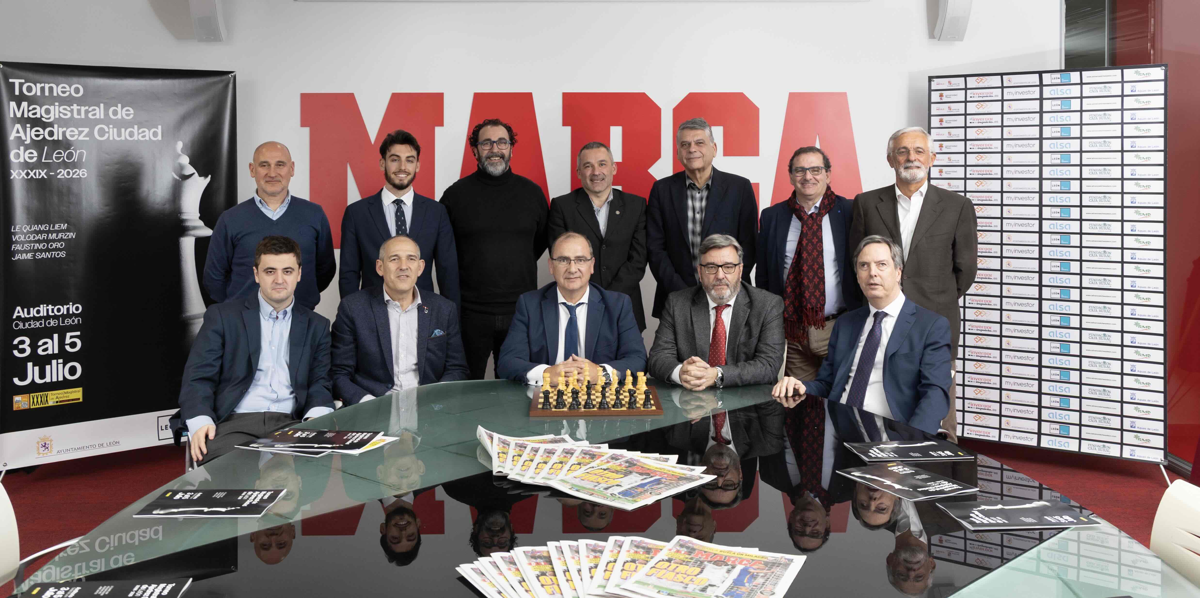 León: ajedrez contra la guerra y la crispación Presentacion Magistral3 leon.jpg Foto de grupo de la presentación del Magistral de León. De izquierda a derecha (sentados): Jaime Santos, Vicente Canuria, concejal de Deportes de León; Juan Ignacio Gallardo, director de 'Marca', Marcelino Sión, director del Magistral; Enrique Sánchez-Guijo, director general de Deportes de la Junta de Castilla y León. De pie: Emilio Lombas (Alsa en León); Jorge Martínez Soto, de El Inversor Inquieto; Nicolás González, director comercial de RMD; Diego Soto, vicerrector de Estudiantes, Cultura y Deportes de la Universidad de León; Javier Ochoa de Echagüen, presidente de la FEDA; Narciso Prieto, director de Relaciones Institucionales de Caja Rural; y Santiago Sarmiento, gerente de 'Diario de León'. Foto: Ángel Rivero / 'Marca'