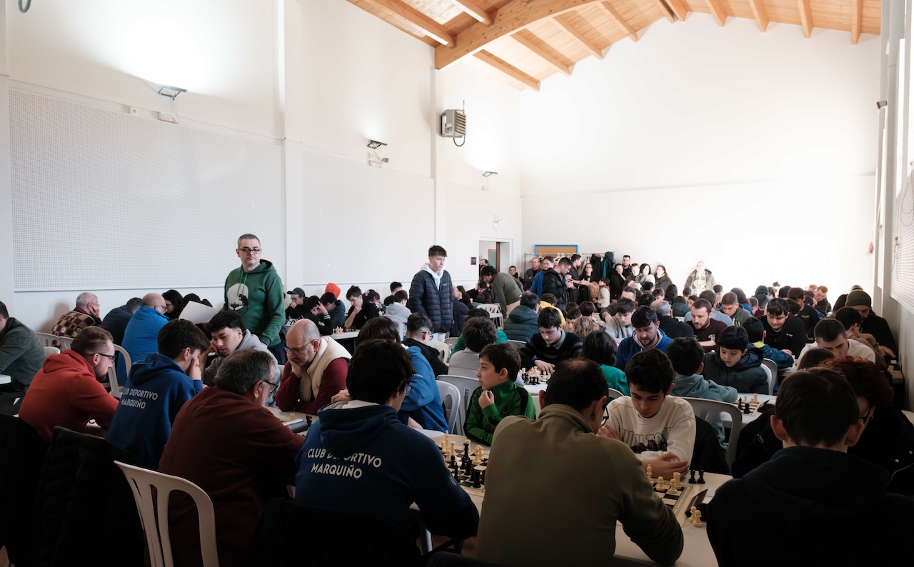 La sala de juego estaba abarrotada. De pie (y de verde) podemos ver al árbitro, Óscar de Prado. Foto: FMB / Damas y Reyes