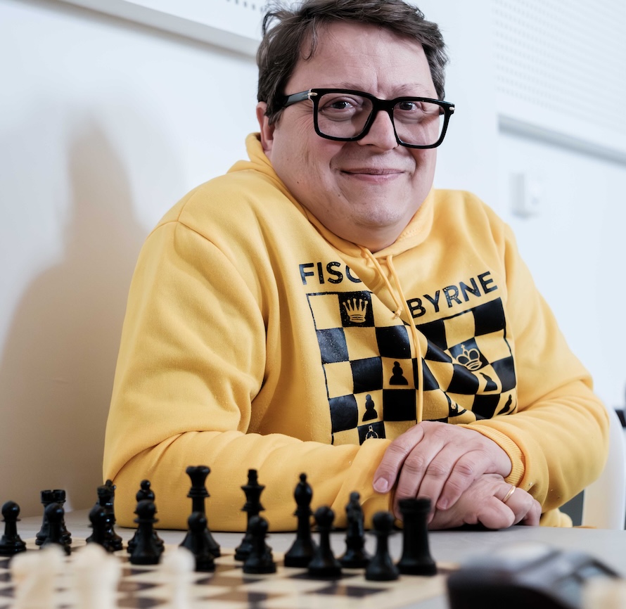 Xosé Zapata, un hombre de cine y uno de los ajedrecistas locales que suelen llevarse un queso como premio. Foto: FMB / Damas y Reyes
