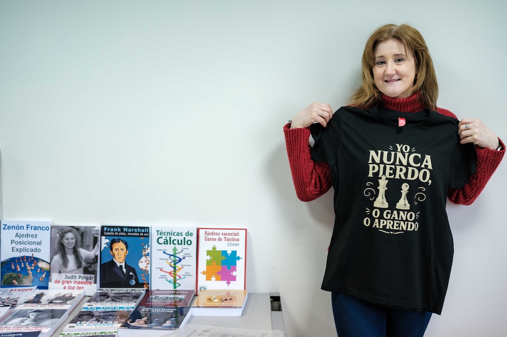 Belén estaba al frente de la tienda de material ajedrecístico. Foto: FMB / Damas y Reyes