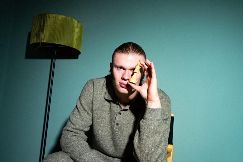 El futbolista Erling Haaland invierte parte de su fortuna en el ajedrez haaland ajedrez 2 Erling Haaland, el nuevo mecenas del ajedrez. Foto: Jonathan Turton / Total Chess