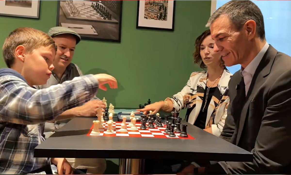 Pedro Sánchez juega al ajedrez contra Marc Barceló, una de las grandes promesas del ajedrez español