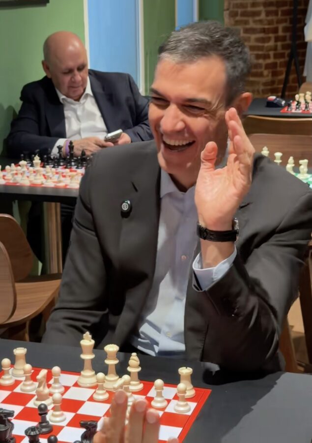 El ajedrez de Pedro Sánchez pedro sanchez ajedrez Pedro Sánchez se lo pasó bien jugando al ajedrez